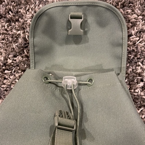 New VOLCOM Vol Stone Drawstring Bag (Backpack) in Light Army Green - Picture 6 of 15